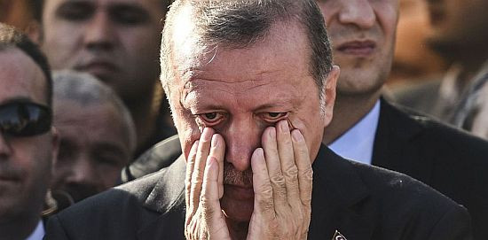 Ο Ερντογάν φοβάται ακόμα και την σκιά του… – Δείτε το βίντεο